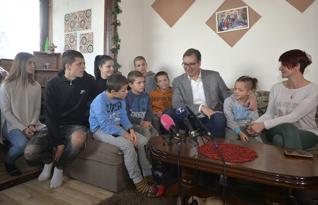 Уз новогодишњу јелку и лампионе, Јованка са деветоро деце и председник Вучић који поручује: Колико можемо, помоћи ћемо овој српској хероини (ФОТО)